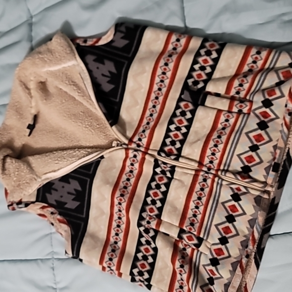 Jane Ashley Sherpa Insulated Tribal Design Full Zip Vest Women's M. NWOT Cond.